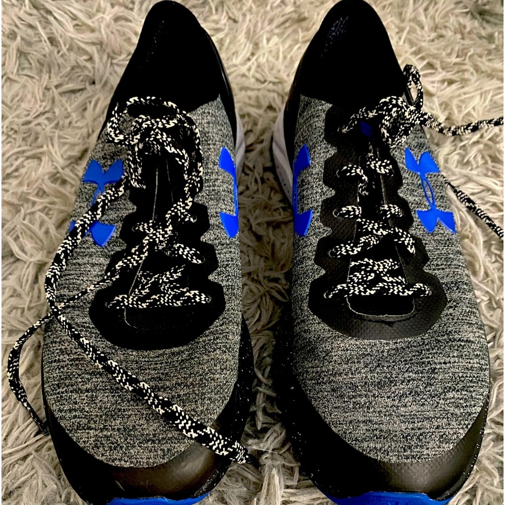 Like new UA tennis shoes
